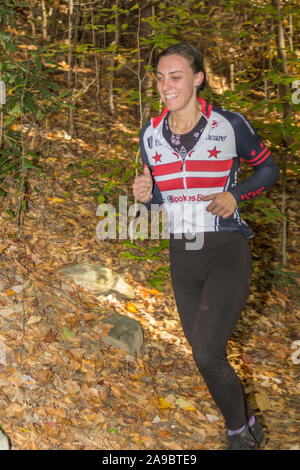 Runner concurrentes dans 'Roi de la James' triathlon. Banque D'Images