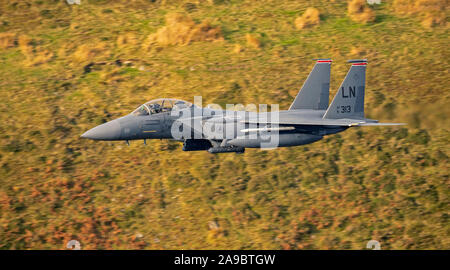 F-15E Strike Eagles 'Raider Vol', à partir de la 48e Escadre de chasse à RAF Lakenheath, faible altitude dans la boucle de Mach, MCL7, Galles, Royaume-Uni. Banque D'Images