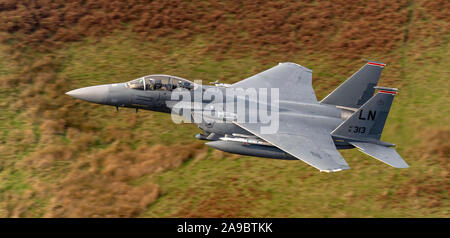 F-15E Strike Eagles 'Raider Vol', à partir de la 48e Escadre de chasse à RAF Lakenheath, faible altitude dans la boucle de Mach, MCL7, Galles, Royaume-Uni. Banque D'Images
