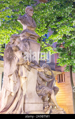 Statue d'éminents philosophe français Auguste Comte. Ses idées ont mené à la fondation de la sociologie comme discipline universitaire. Place de la Sorbonne, Paris. Banque D'Images