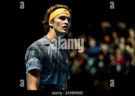 Londres, Royaume-Uni. 13 Nov, 2019. Alexander Zverev de l'Allemagne joue contre Stefanos Tsitsipas de Grèce au jour quatre des Nitto ATP World Tour finals à l'O2 Arena le 14 novembre 2019 à Londres, Angleterre : Crédit Photo Agency indépendante/Alamy Live News Banque D'Images