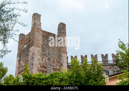 Château Scaliger à Torri del Benaco, port, province de Vérone, Vénétie, Italie Banque D'Images