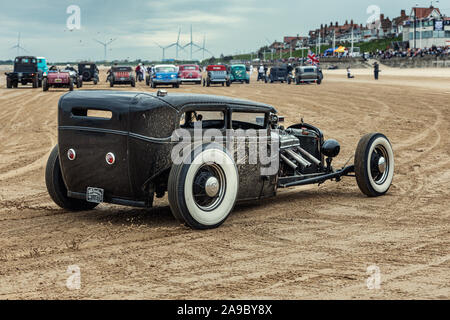 Un haché vintage hot rod à la "Race les vagues, où les voitures et les motos course de glisser sur la plage de Bridlington, East Yorkshire Angleterre UK Banque D'Images