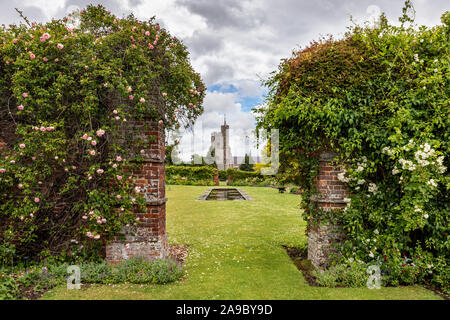 L'église de St Croix vue depuis les jardins clos à Goodnestone Park, Goodnestone, Dover, Kent, UK Banque D'Images