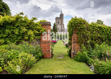 L'église de St Croix vue depuis les jardins clos à Goodnestone Park, Goodnestone, Dover, Kent, UK Banque D'Images