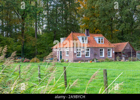 La maison de forestier traditionnel néerlandais ou maintenant hiliday Accueil Immobilier à Windesheim à Zwolle, Overijssel aux Pays-Bas Banque D'Images