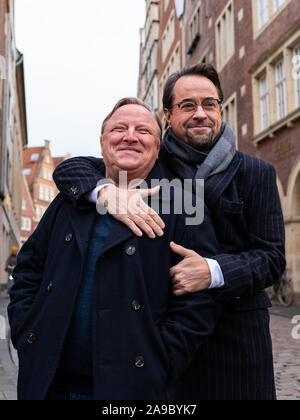 14 novembre 2019, en Rhénanie du Nord-Westphalie, Münster : les acteurs Axel Prahl (l) et Jan Josef Liefers stand du Kiepenkerl, l'emplacement de la nouvelle scène de crime "limbe" à Münster. Photo : Guido Kirchner/dpa Banque D'Images