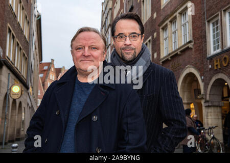 14 novembre 2019, en Rhénanie du Nord-Westphalie, Münster : les acteurs Axel Prahl (l) et Jan Josef Liefers stand du Kiepenkerl, l'emplacement de la nouvelle scène de crime "limbe" à Münster. Photo : Guido Kirchner/dpa Banque D'Images