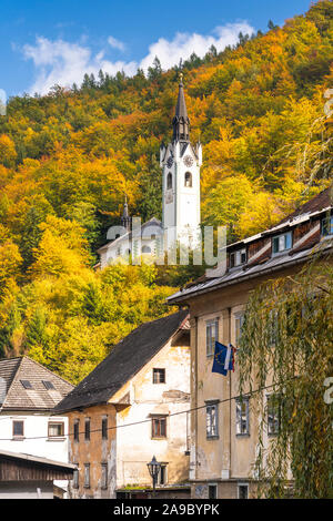Le village de Kropa, la Slovénie avec la couleur des feuilles d'automne. Banque D'Images