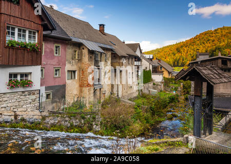 Un petit ruisseau et cascade dans le village de Kropa, la Slovénie, l'Europe. Banque D'Images