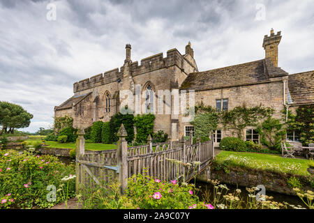 Markenfield Hall est un pittoresque début 14ème siècle manoir médiéval à douves à environ 3 milles au sud de Ripon, North Yorkshire, Angleterre. Banque D'Images