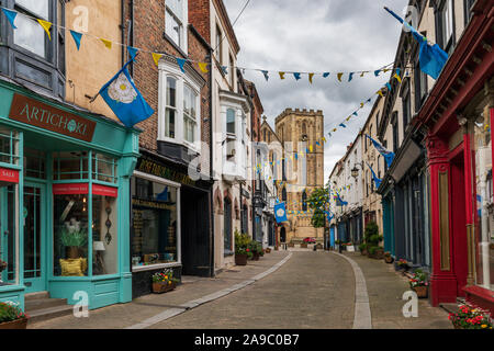 Une rue latérale avec la cathédrale en arrière-plan, Ripon, une ville de la cathédrale dans le quartier de Harrogate, North Yorkshire, Angleterre. Banque D'Images