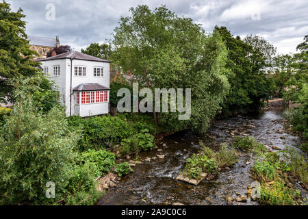 River Skell, Ripon, une ville de la cathédrale dans le quartier de Harrogate, North Yorkshire, Angleterre. Banque D'Images