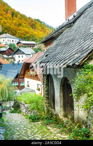 Le village de Kropa, la Slovénie avec la couleur des feuilles d'automne. Banque D'Images