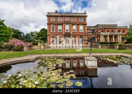 Piscine et statue à Newby Hall, une maison de campagne du xviiie siècle, situé à côté de la Rivière Ure à Skelton-sur-Ure, près de Ripon dans le North Yorkshire, en Angleterre. Banque D'Images