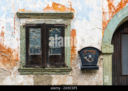 Une fenêtre de décoration dans le village de Kropa, la Slovénie, l'Europe. Banque D'Images