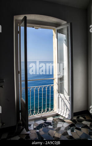 Vue par une porte ouverte de la mer par jour ensoleillé. Banque D'Images