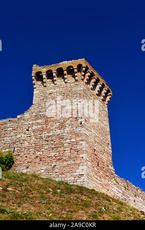 L'ancienne enceinte médiévale de ruines assise en haut de la ville avec ciel bleu au-dessus Banque D'Images