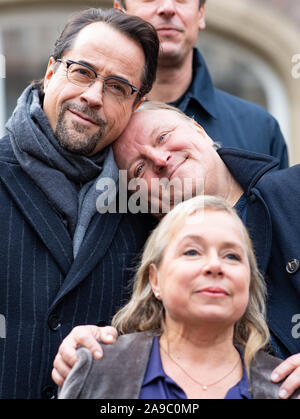 14 novembre 2019, en Rhénanie du Nord-Westphalie, Münster : les acteurs Jan Josef Liefers (l-r), Axel Prahl et ChrisTine Urspruch stand du Kiepenkerl, l'emplacement de la nouvelle scène de crime "limbe" à Münster. Photo : Guido Kirchner/dpa Banque D'Images