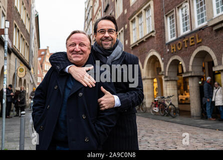 14 novembre 2019, en Rhénanie du Nord-Westphalie, Münster : les acteurs Axel Prahl (l) et Jan Josef Liefers stand du Kiepenkerl, l'emplacement de la nouvelle scène de crime "limbe" à Münster. Photo : Guido Kirchner/dpa Banque D'Images