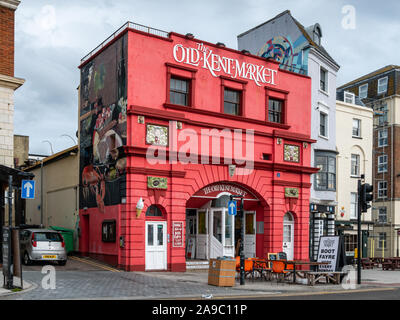 Le Vieux Marché Kent public house et de l'habitation de divers aliments et de l'artisanat, de l'emplacement de l'ancien cinéma Parade, à Margate, Kent, Angleterre du Sud-Est. Banque D'Images