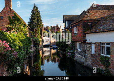 La rivière Stour s'écoule à travers la ville, une cathédrale de Canterbury dans le Kent, Angleterre du Sud-Est, Royaume-Uni Banque D'Images