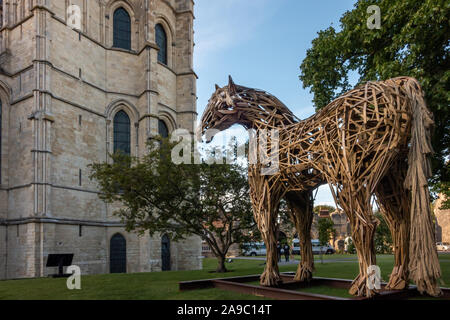 Canterbury War Horse sculpture situé à l'extérieur de la Cathédrale de Canterbury, Kent, Angleterre. Marque le sacrifice de chevaux de guerre de la Première Guerre mondiale. Banque D'Images