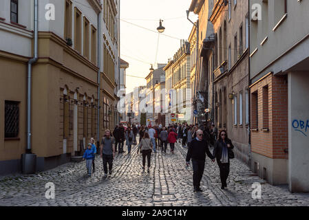 Une rue pavée rempli de piétons dans le cadre de Kazimierz de Cracovie, Pologne sur un après-midi ensoleillé Banque D'Images