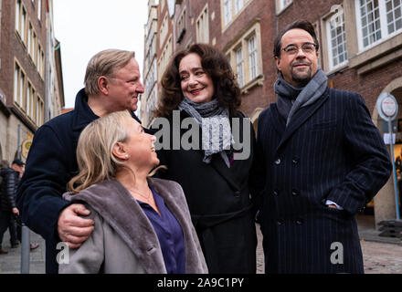 14 novembre 2019, en Rhénanie du Nord-Westphalie, Münster : les acteurs Axel Prahl (l-r), ChrisTine Urspruch, Mechthild Grossmann et Jan Josef Liefers sont debout à la Kiepenkerl, l'emplacement de la nouvelle scène de crime "limbe" à Münster. Photo : Guido Kirchner/dpa Banque D'Images