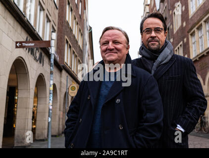 14 novembre 2019, en Rhénanie du Nord-Westphalie, Münster : les acteurs Axel Prahl (l) et Jan Josef Liefers stand du Kiepenkerl, l'emplacement de la nouvelle scène de crime "limbe" à Münster. Photo : Guido Kirchner/dpa Banque D'Images