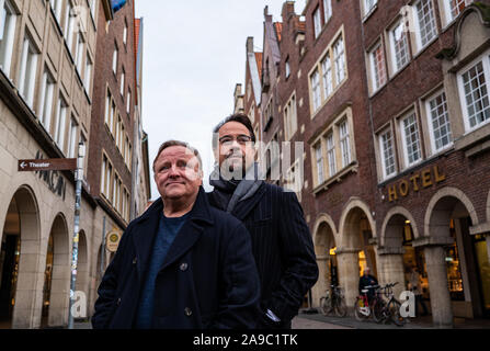 14 novembre 2019, en Rhénanie du Nord-Westphalie, Münster : les acteurs Axel Prahl (l) et Jan Josef Liefers stand du Kiepenkerl, l'emplacement de la nouvelle scène de crime "limbe" à Münster. Photo : Guido Kirchner/dpa Banque D'Images