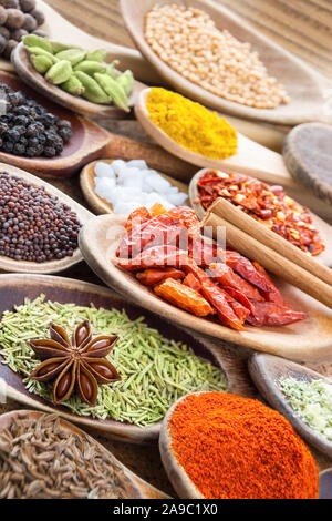Sélection d'épices et de cuillères en bois Banque D'Images