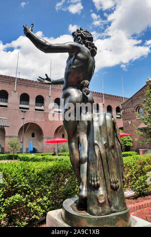 Sculpture, University Museum , Jardin, Directeur de l'Université de Pennsylvanie, Philadelphie, Pennsylvanie, USA Banque D'Images