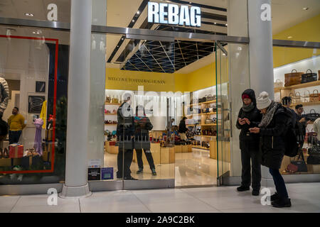 New York NY/USA-Novembre 12, 2019 L'Rebag stocker dans le World Trade Center Transportation Hub, l'Oculus, à New York le Mardi, Novembre 12, 2019. Rebag est essentiellement un magasin d'occasion pour les sacs à main de luxe. (© Richard B. Levine) Banque D'Images