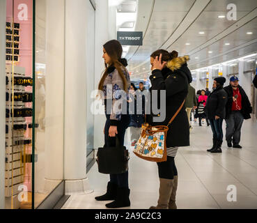 Dans la Westfield Shoppers World Trade Center Transportation Hub à New York le Mardi, Novembre 12, 2019. (© Richard B. Levine) Banque D'Images