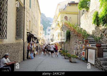 Artiste en plein air, Corso Umberto de Taormina, Sicile. La principale rue, Corso Umberto, s'étend à partir de la Porta Messina à Porta Catania Banque D'Images