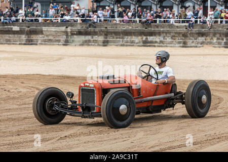 Un vintage hot rod à la "Race les vagues, où les voitures et les motos course de glisser sur la plage de Bridlington, East Yorkshire Angleterre UK Banque D'Images