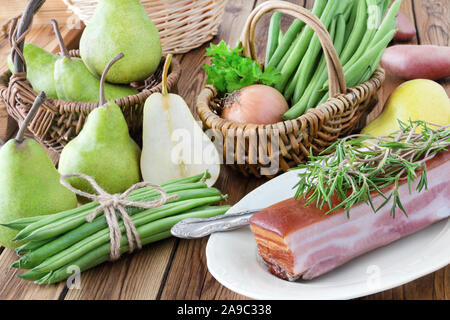 Potée de haricots verts ingrédients allemand, poires et bacon Banque D'Images