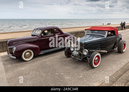 Deux vintage hot rods à la "Race les vagues, où les voitures et les motos course de glisser sur la plage de Bridlington, East Yorkshire Angleterre UK Banque D'Images