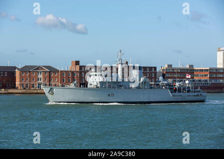 HMS dragueur Hurworth (M39) en laissant l'arsenal naval de Portsmouth. Les mesures de lutte de classe Hunt-navire. Banque D'Images