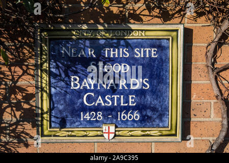 Londres, Royaume-Uni - 28 janvier 2019 : une plaque situé le long de la Thames Path à Londres, marquant l'emplacement où s'élevait autrefois le château de Baynards jusqu'à ce qu'il a été d Banque D'Images