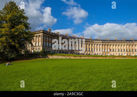 La magnifique architecture géorgienne en terrasse du Royal Crescent, à la ville de Bath, Somerset. Banque D'Images