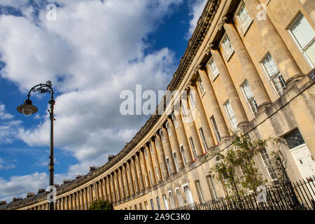 Bath, Royaume-Uni - 29 septembre 2012 : la magnifique architecture géorgienne en terrasse du Royal Crescent, à la ville de Bath, Somerset. Banque D'Images