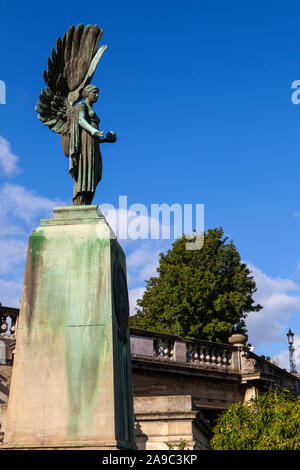 Bath, Royaume-Uni - 29 septembre 2012 : Un ange statue donne sur les jardins de parade dans la ville de Bath, Somerset. Banque D'Images