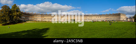 Bath, Royaume-Uni - 29 septembre 2012 : une vue panoramique de la magnifique architecture géorgienne en terrasse du Royal Crescent, à la ville de Bath, Somerset Banque D'Images