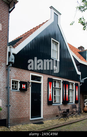 Voir l'histoire et de la maison traditionnelle, deux chaises à Volendam. C'est une ville néerlandaise, au nord-est d'Amsterdam. Il est connu pour sa maison en bois coloré Banque D'Images