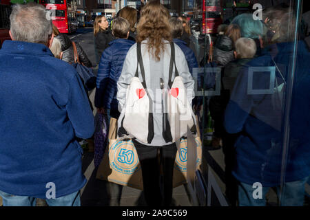 Les Londoniens attendre le prochain service bus à un arrêt de bus dans le centre-ville de Kingston, le 13 novembre 2019, à Londres, en Angleterre. Banque D'Images