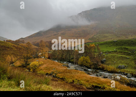 Brumeux et pluvieux jour d'automne dans les Highlands écossais. Banque D'Images