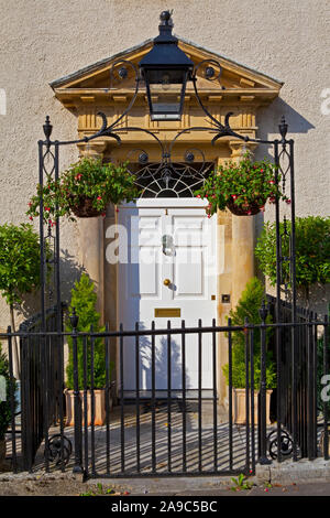 Wells, UK - 8 août 2013 : vue d'un magnifiquement décorées et élégant - à la porte avant dans la cathédrale de Wells dans le Somerset, Royaume-Uni. Banque D'Images