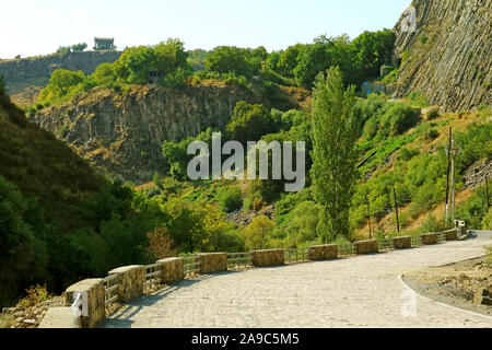 Temple de Garni sur la colline vue depuis Garni Gorge avec partie de symphonie de pierres, Village de Garni, Arménie Banque D'Images